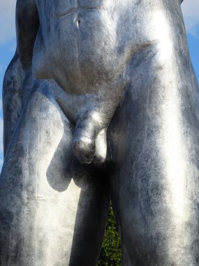 Milano, Ağustos 2025. Milan 'da, Kaos ve Adam: Emanuele Giannelli' nin çağdaş insanların yer aldığı anıtsal heykelleriyle bilinen güzel sanat eserleri.