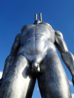 Milano, Ağustos 2025. Milan 'da, Kaos ve Adam: Emanuele Giannelli' nin çağdaş insanların yer aldığı anıtsal heykelleriyle bilinen güzel sanat eserleri.