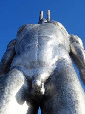 Milano, Ağustos 2025. Milan 'da, Kaos ve Adam: Emanuele Giannelli' nin çağdaş insanların yer aldığı anıtsal heykelleriyle bilinen güzel sanat eserleri.