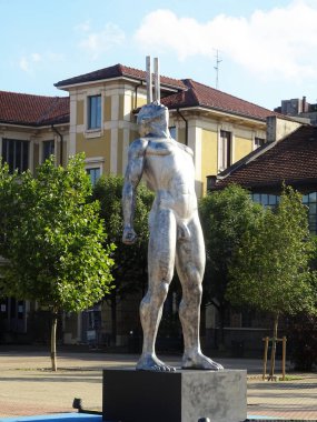 Milano, Ağustos 2025. Milan 'da, Kaos ve Adam: Emanuele Giannelli' nin çağdaş insanların yer aldığı anıtsal heykelleriyle bilinen güzel sanat eserleri.