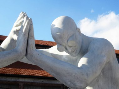 Milano, Ağustos 2025. Milan 'da, Kaos ve Adam: Emanuele Giannelli' nin çağdaş insanların yer aldığı anıtsal heykelleriyle bilinen güzel sanat eserleri.