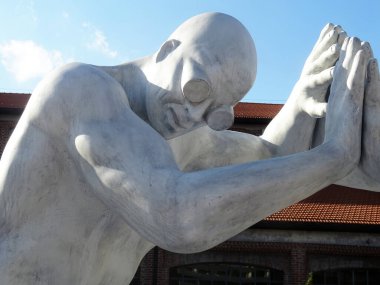 Milano, Ağustos 2025. Milan 'da, Kaos ve Adam: Emanuele Giannelli' nin çağdaş insanların yer aldığı anıtsal heykelleriyle bilinen güzel sanat eserleri.