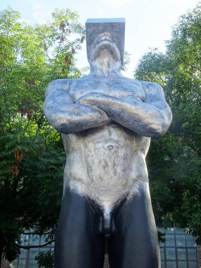 Milano, Ağustos 2025. Milan 'da, Kaos ve Adam: Emanuele Giannelli' nin çağdaş insanların yer aldığı anıtsal heykelleriyle bilinen güzel sanat eserleri.