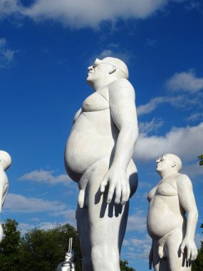 Milano, Ağustos 2025. Milan 'da, Kaos ve Adam: Emanuele Giannelli' nin çağdaş insanların yer aldığı anıtsal heykelleriyle bilinen güzel sanat eserleri.