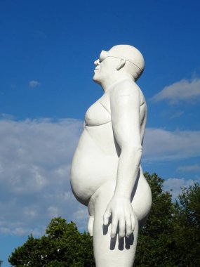 Milano, Ağustos 2025. Milan 'da, Kaos ve Adam: Emanuele Giannelli' nin çağdaş insanların yer aldığı anıtsal heykelleriyle bilinen güzel sanat eserleri.