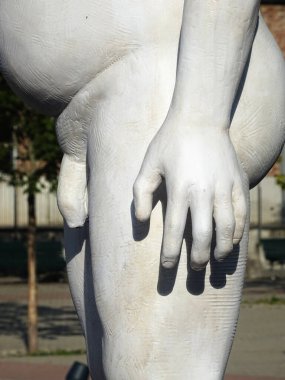 Milano, Ağustos 2025. Milan 'da, Kaos ve Adam: Emanuele Giannelli' nin çağdaş insanların yer aldığı anıtsal heykelleriyle bilinen güzel sanat eserleri.