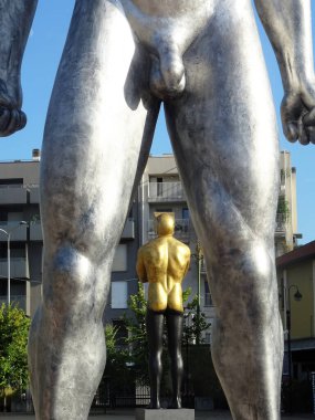 Milano, Ağustos 2025. Milan 'da, Kaos ve Adam: Emanuele Giannelli' nin çağdaş insanların yer aldığı anıtsal heykelleriyle bilinen güzel sanat eserleri.