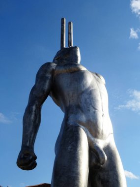 Milano, Ağustos 2025. Milan 'da, Kaos ve Adam: Emanuele Giannelli' nin çağdaş insanların yer aldığı anıtsal heykelleriyle bilinen güzel sanat eserleri.