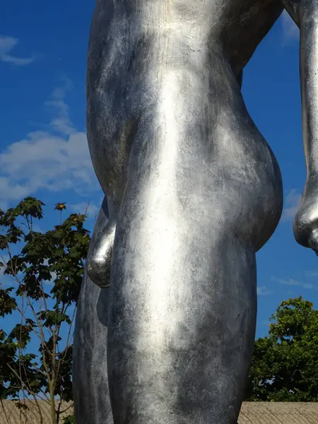 Milano, Ağustos 2025. Milan 'da, Kaos ve Adam: Emanuele Giannelli' nin çağdaş insanların yer aldığı anıtsal heykelleriyle bilinen güzel sanat eserleri.