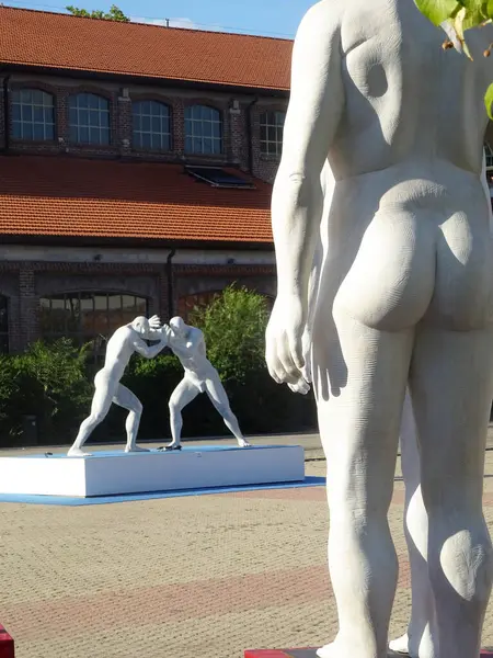 Milano, Ağustos 2025. Milan 'da, Kaos ve Adam: Emanuele Giannelli' nin çağdaş insanların yer aldığı anıtsal heykelleriyle bilinen güzel sanat eserleri.