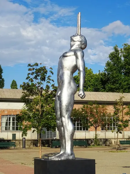 Milano, Ağustos 2025. Milan 'da, Kaos ve Adam: Emanuele Giannelli' nin çağdaş insanların yer aldığı anıtsal heykelleriyle bilinen güzel sanat eserleri.