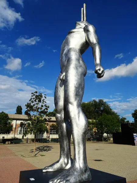 Milano, Ağustos 2025. Milan 'da, Kaos ve Adam: Emanuele Giannelli' nin çağdaş insanların yer aldığı anıtsal heykelleriyle bilinen güzel sanat eserleri.