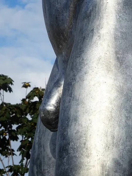 Milano, Ağustos 2025. Milan 'da, Kaos ve Adam: Emanuele Giannelli' nin çağdaş insanların yer aldığı anıtsal heykelleriyle bilinen güzel sanat eserleri.