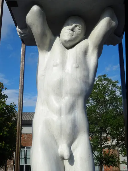 Milano, Ağustos 2025. Milan 'da, Kaos ve Adam: Emanuele Giannelli' nin çağdaş insanların yer aldığı anıtsal heykelleriyle bilinen güzel sanat eserleri.