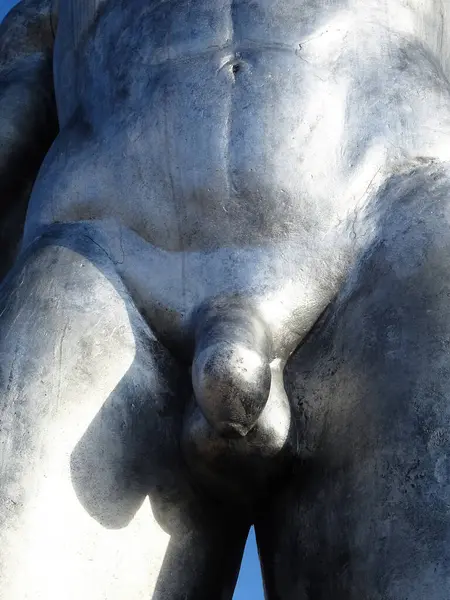 Milano, Ağustos 2025. Milan 'da, Kaos ve Adam: Emanuele Giannelli' nin çağdaş insanların yer aldığı anıtsal heykelleriyle bilinen güzel sanat eserleri.