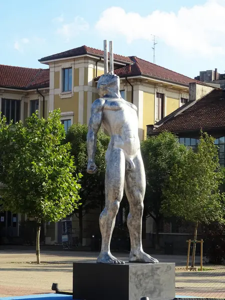 Milano, Ağustos 2025. Milan 'da, Kaos ve Adam: Emanuele Giannelli' nin çağdaş insanların yer aldığı anıtsal heykelleriyle bilinen güzel sanat eserleri.