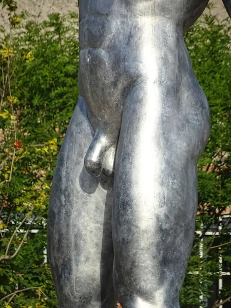 Milano, Ağustos 2025. Milan 'da, Kaos ve Adam: Emanuele Giannelli' nin çağdaş insanların yer aldığı anıtsal heykelleriyle bilinen güzel sanat eserleri.