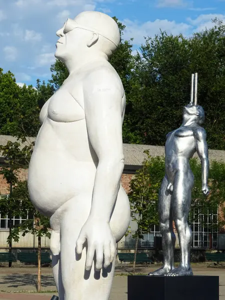 Milano, Ağustos 2025. Milan 'da, Kaos ve Adam: Emanuele Giannelli' nin çağdaş insanların yer aldığı anıtsal heykelleriyle bilinen güzel sanat eserleri.