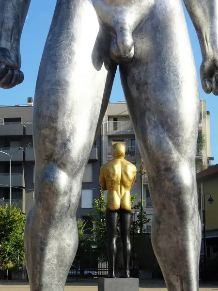 Milano, Ağustos 2025. Milan 'da, Kaos ve Adam: Emanuele Giannelli' nin çağdaş insanların yer aldığı anıtsal heykelleriyle bilinen güzel sanat eserleri.