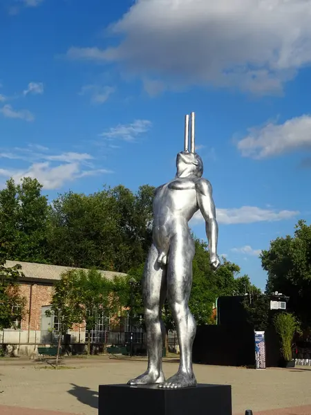 Milano, Ağustos 2025. Milan 'da, Kaos ve Adam: Emanuele Giannelli' nin çağdaş insanların yer aldığı anıtsal heykelleriyle bilinen güzel sanat eserleri.