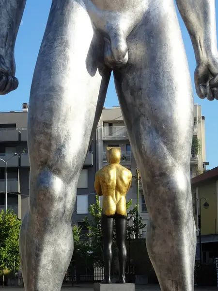 Milano, Ağustos 2025. Milan 'da, Kaos ve Adam: Emanuele Giannelli' nin çağdaş insanların yer aldığı anıtsal heykelleriyle bilinen güzel sanat eserleri.