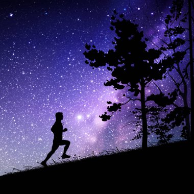 Erkekler geceleri yokuş yukarı koşar. Erkek koşucu silueti. Samanyolu ve yıldızlar