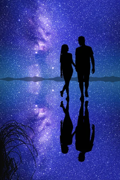 夫妻二人在晚上散步 情侣们在星空下的轮廓与银河 — 图库矢量图片