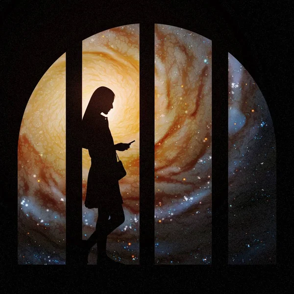Жінка Стоїть Біля Вікна Космічна Подорож Космічний Пасажир Спіральна Галактика — стокове фото