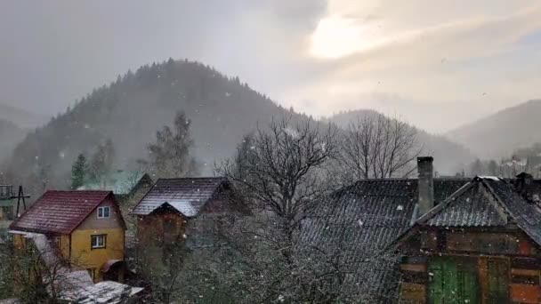 Voorjaarssneeuw Sneeuwvlokken Vallen Langzaam Winterweer Het Dorp — Stockvideo