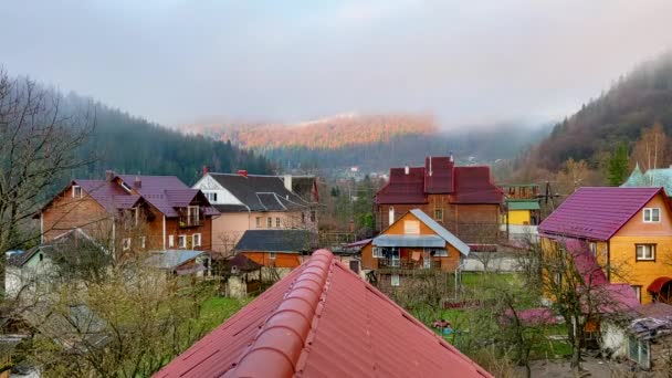 Bergnebel Herbstmorgen Dorf Blick Aus Dem Fenster Zeitraffer — Stockvideo
