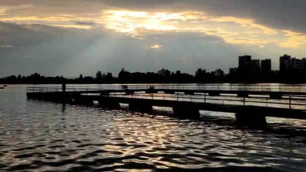 호수와 수영장 하늘과 일몰에 햇빛과 — 비디오