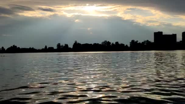 日落时平静的湖面 艳丽的夏日天空 阳光灿烂 风景秀丽的城市景观 — 图库视频影像