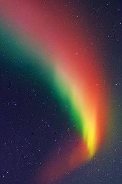 Kırmızı yeşil Aurora Borealis. Gece yıldızlı gökyüzü ve kuzey ışıkları