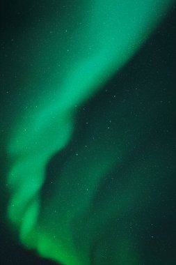 Yeşil Aurora Borealis. Gece yıldızlı gökyüzü ve kuzey ışıkları