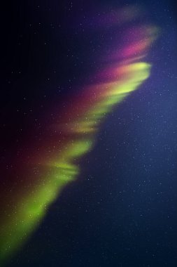 Gece yıldızlı gökyüzü ve kuzey ışıkları. Mor yeşil aurora borealis