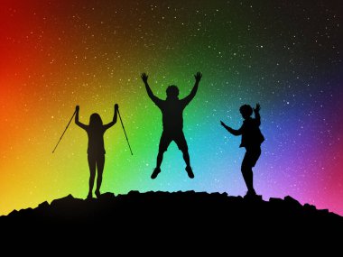 Dağın tepesinde zıplayan insanlar. Hafta sonu tırmanışı. Gökyüzündeki kutup ışıkları