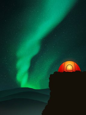Uçurumda turuncu çadır. Geceleri dağlarda kamp yapmak. Yeşil kutup ışıkları