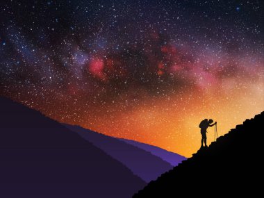 Adam kayalık dağa tırmanıyor. Yürüyüş direğiyle tırmanmak. Gece yıldızlı gökyüzü