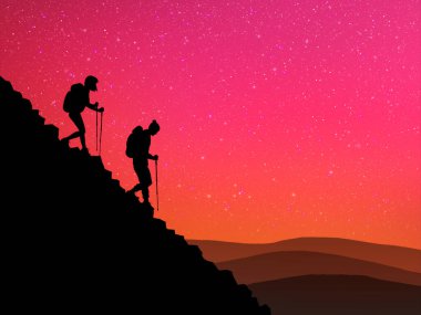 Yürüyüş direkleri ile yürüyüş. Çift dağ yolunda yürür. Yıldızlı gece