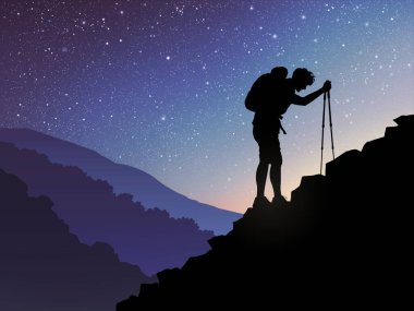 Adam kayalık dağa tırmanıyor. Yürüyüş direğiyle tırmanmak. Gece yıldızlı gökyüzü