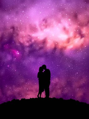 Aşıklar dağın tepesinde kucaklaşır. Pembe nebula ile romantik gece gökyüzü