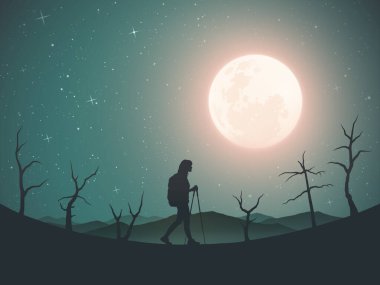 Kadın yürüyüş direğiyle yürüyor. Dağ sıralarında yürüyüş. Dolunay