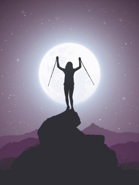 Dağ tırmanışı. Kayanın tepesinde yürüyüş direkleri olan bir kadın. Dolunay