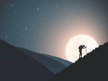 Adam kayalık dağa tırmanıyor. Yürüyüş direğiyle tırmanmak. Gökyüzünde dolunay