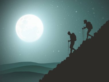 Yürüyüş direkleri ile yürüyüş. Çift dağ yolunda yürür. Dolunay