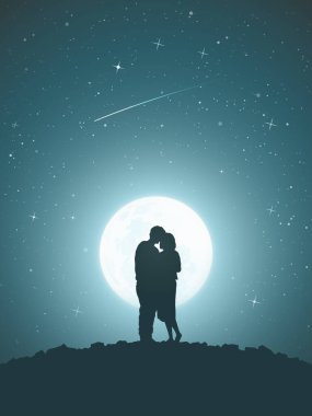Aşıklar dağın tepesinde kucaklaşır. Dolunaylı romantik gece gökyüzü