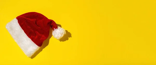 Noel Baba Nın Kırmızı Şapkası Yukarıdan Izole Edilmiş Renkli Arka — Stok fotoğraf