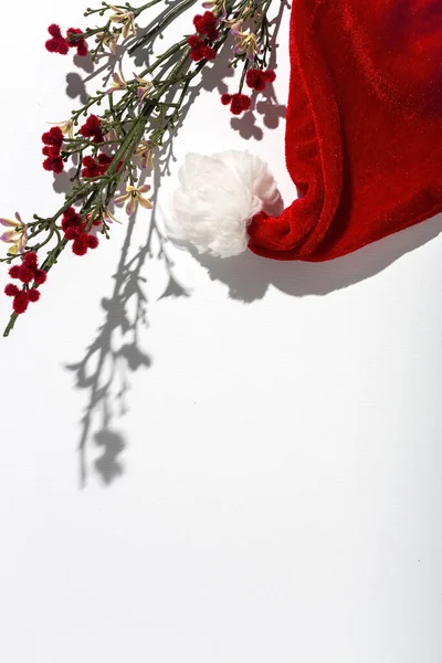Красная Шапка Санта Клауса Выделяется Сверху Цветном Фоне Высоким Контрастным — стоковое фото