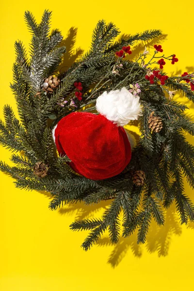 Chapeau Rouge Père Noël Isolé Haut Sur Fond Coloré Avec — Photo