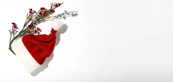 Weihnachtsmann Rote Mütze Von Oben Isoliert Auf Buntem Hintergrund Mit — Stockfoto